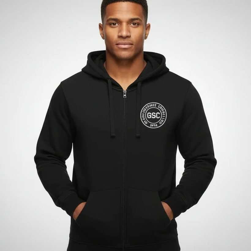Schwarzer Zip-Hoodie mit dem Wappen des Gladenbacher Sport-Club auf der Brust