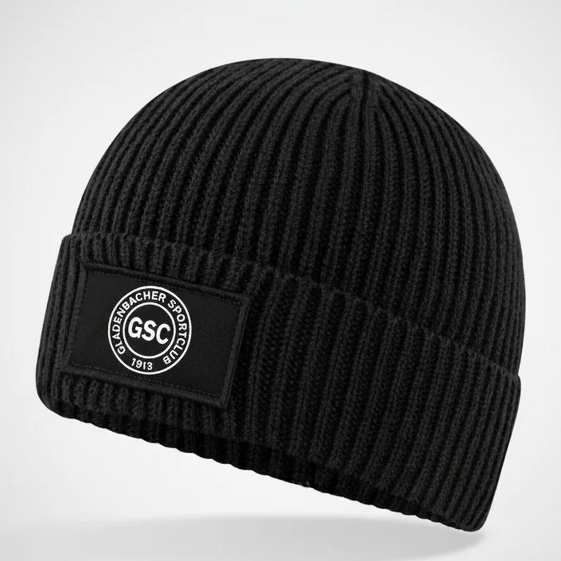 Schwarze Strickmütze mit aufgenähtem Wappen des Gladenbacher Sport-Club