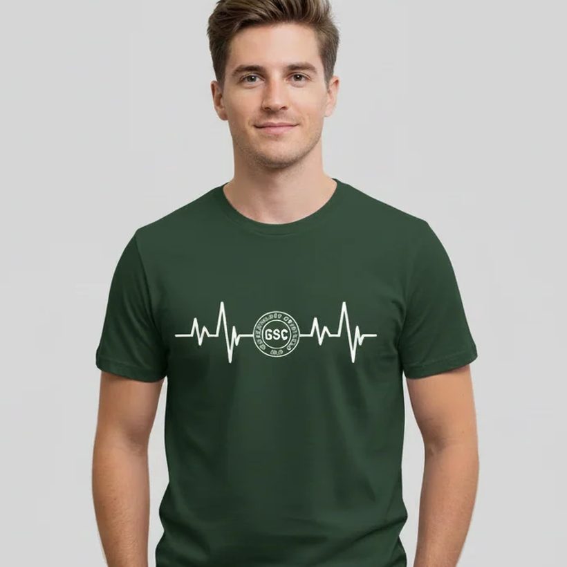 Grünes T-Shirt mit Herzschlag-Motiv und dem Wappen des Gladenbacher Sport-Club