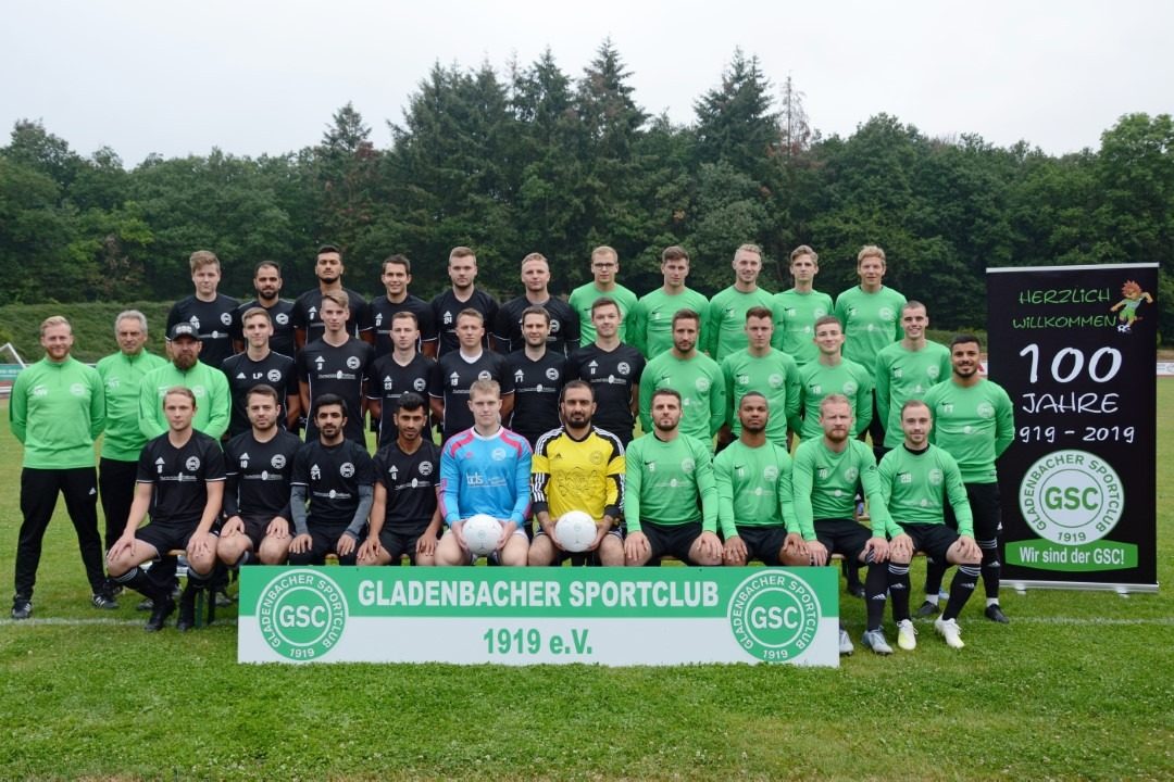 Mannschaftsfoto der Seniorenmannschaften des Gladenbacher Sport-Club 1919
